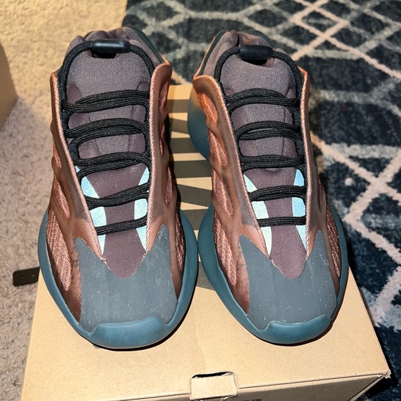 Yeezy 700 V3 Copper Fade
Size 7 - Picture 1 of 3